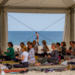 yoga-openair-eckernfoerde-strand-sonne.jpg